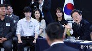 李대통령이 직접 진행하는 라이브 토론회[청계천 옆 사진관]