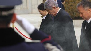 日 외무상, 7년 만의 현충원 참배[청계천 옆 사진관]