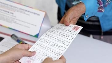 사전투표하고 또 투표 시도… “후보 이름 안보여” 용지 찢기도