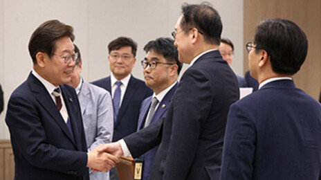 李 ‘비상경제TF’ 실무자에 개인폰 번호 전달… “정책 적극 제안을”