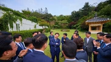 李대통령, 與와 만찬서 “동쪽 빨갛고 서쪽 파래” 아쉬움 드러내