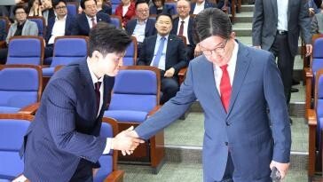 국힘, 중진 간담회-의총서도 결론 못낸 ‘김용태 거취-당무 감사’