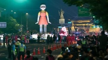 ‘오겜’ 영희가 광화문에 떴다…대규모 퍼레이드 열려