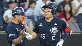 두산, SSG에 6회 5-0 강우콜드 승…양의지 3타점 활약