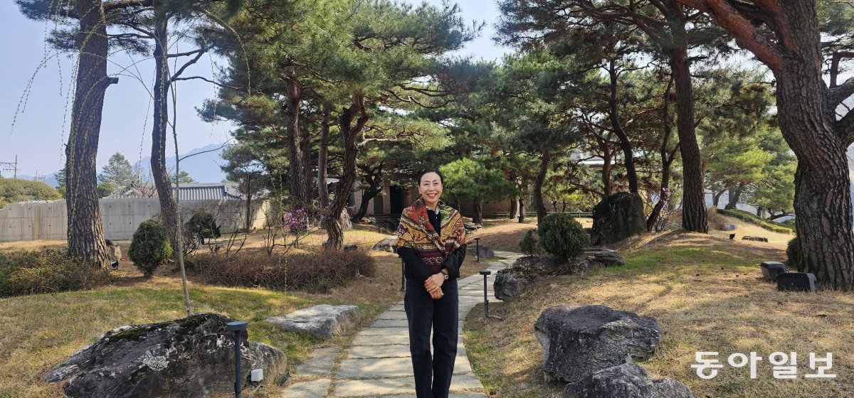 지금은 레스토랑으로 쓰이는 옛 재벌집 별장 안채로 향하는 길에서 장미영 아유 스페이스 대표. 남양주=김선미 기자 kimsunmi@donga.com
