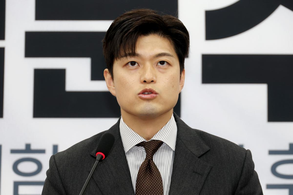 (서울=뉴스1) 김용태 국민의힘 비상대책위원장이 20일 오전 서울 여의도 국회에서 기자회견을 열고 대통령 후보 배우자 TV토론을 제안하고 있다.   2025.5.20/뉴스1