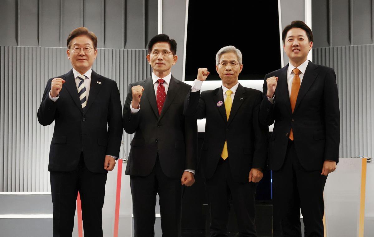 이재명 더불어민주당(왼쪽부터), 김문수 국민의힘, 권영국 민주노동당, 이준석 개혁신당 대통령 후보가 23일 서울 영등포구 KBS본관 스튜디오에서 중앙선거방송토론위원회 주관 제21대 대통령선거 2차 후보자 토론회 시작에 앞서 기념 촬영을 하고 있다. 2025.5.23 (서울=뉴스1)