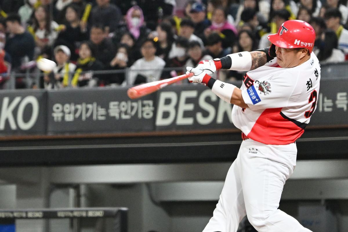 27일 현재 프로야구 타율 순위표 가장 높은 곳에 이름을 올린 선수는 리그 최고령 타자 KIA 최형우다. KIA 주전 야수들이 잇달아 부상으로 이탈한 가운데 최형우는 타율 0.345를 기록하며 팀의 버팀목 역할을 하고 있다. 사진은 25일 키움전에서 안타를 치는 최형우. 광주=뉴시스