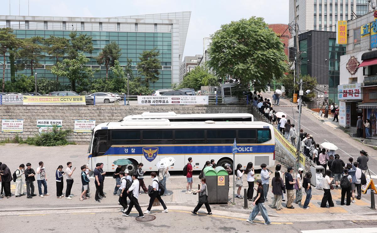 제21대 대통령 선거 사전 투표 둘째 날인 30일 서울 서대문구 구 신촌동 주민센터에 마련된 신촌동 사전투표소에서 유권자들이 투표를 하기 위해 줄을 서 있다.   전날 이 투표소에서 투표용지가 외부로 반출되는 일이 발생해 중앙선거관리위원회가 관리부실 책임을 인정하며 대국민 사과문을 발표한 바 있다.   2025.5.30 (서울=뉴스1)
