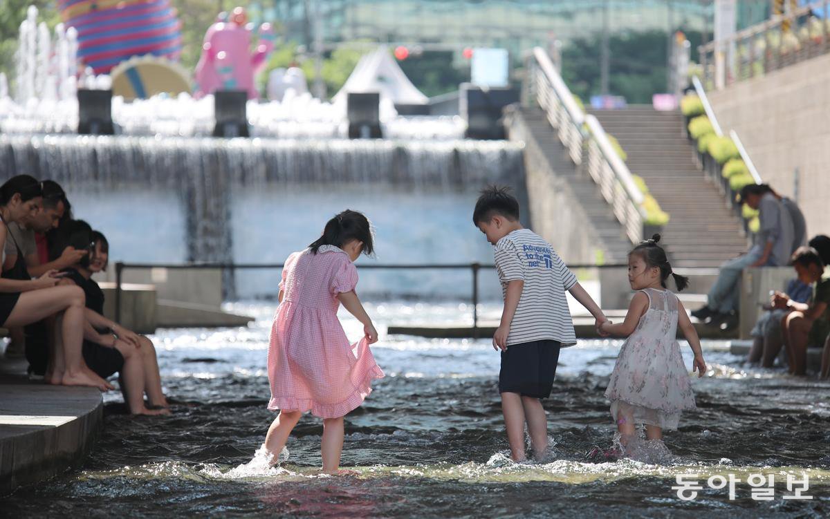 11일 서울 종로구 청계천에서 열린 ‘청계천 물 첨벙첨벙’ 행사에서 시민들이 시원한 물에 발을 담그고 있다. 송은석 기자 silverstone@donga.com