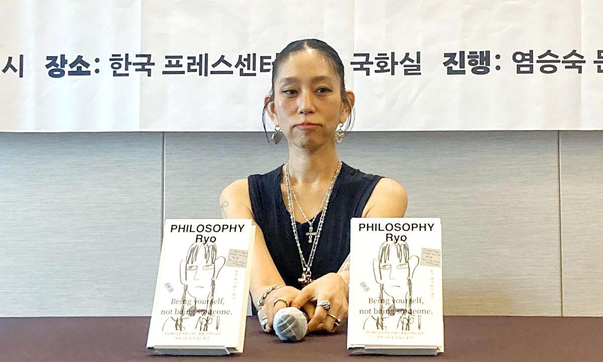 런던베이글뮤지엄 브랜드 총괄 디렉터 료는 16일 열린 기자간담회에서 “빠른 길들만 알려주는 세상이지만 누군가 알려준 지름길은 그 사람의 길일 뿐”이라고 말했다. 열림원 제공