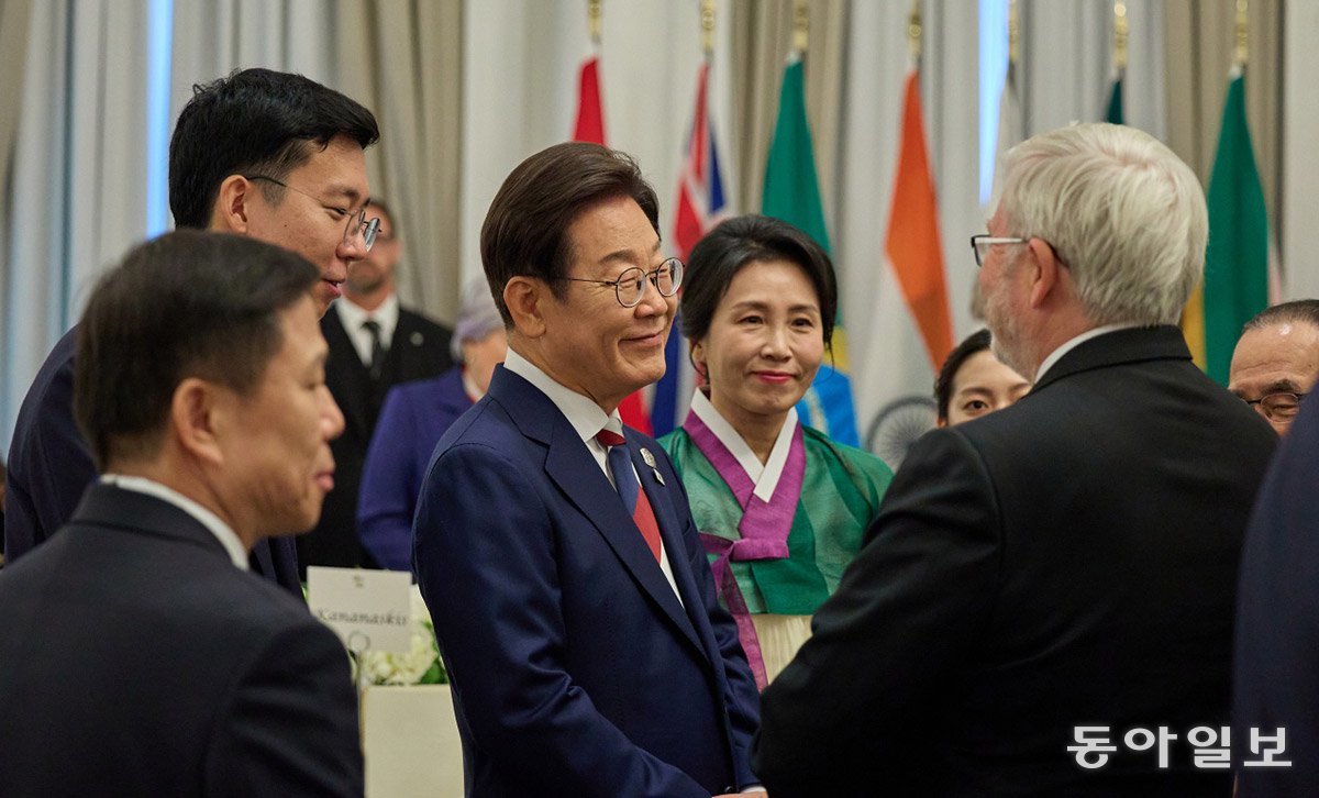 김원집 외교부 서기관이 이 대통령 옆에서 통역 업무를 수행하고 있다. 캘거리=송은석 기자 silverstone@donga.com