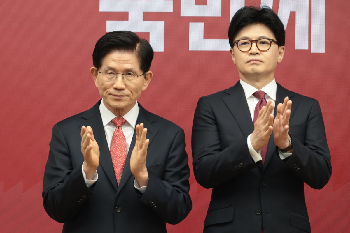 김문수(왼쪽), 한동훈 국민의힘 대선 경선 후보가 29일 서울 여의도 국민의힘 당사에서 열린 제21대 대통령 후보자 국민의힘 3차 경선 진출자 발표 행사에서 손뼉치고 있다. 2025.4.29/국회사진취재단