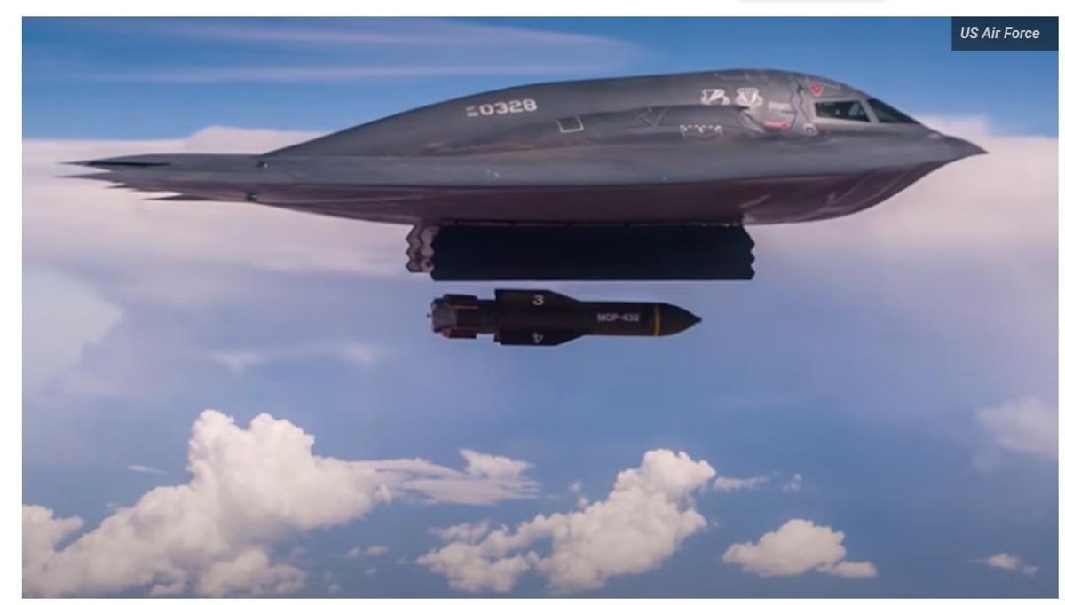미 공군의 B-2 ‘스피릿’ 스텔스 전략폭격기가 2019년 벙커 버스터 폭탄인 GBU-57을 투하하는 모습을 담은 동영상을 캡처한 것이다. 사진 제공: 미군 . 뉴스1
