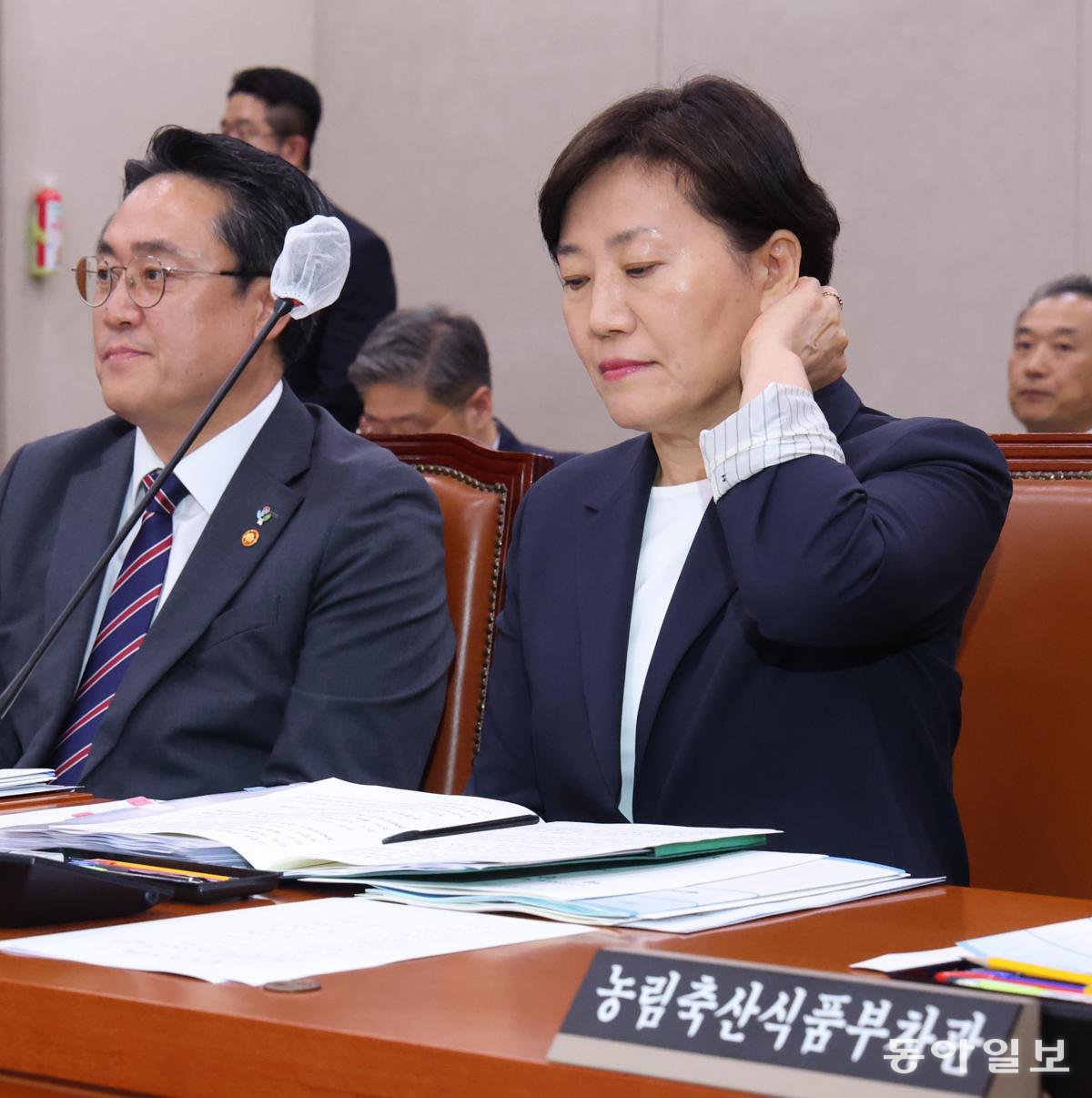 송미령 농림축산식품부 장관은 25일 서울 여의도 국회에서 열린 농림축산식품해양수산위원회 전체회의에 참석해 과거 양곡관리법 등에 대해 ‘농망법(農亡法)’이라고 언급한 것에 대해 사과하며 고개를 숙였다. 2025.06.25  이훈구 기자 ufo@donga.com