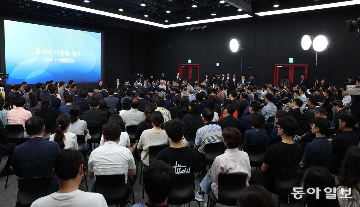 이재명 대통령이 25일 광주시 동구 국립아시아문화전당에서 열린 광주시민, 전남도민 타운홀 미팅에서 발언하고 있다. 송은석 기자 silverstone@donga.com