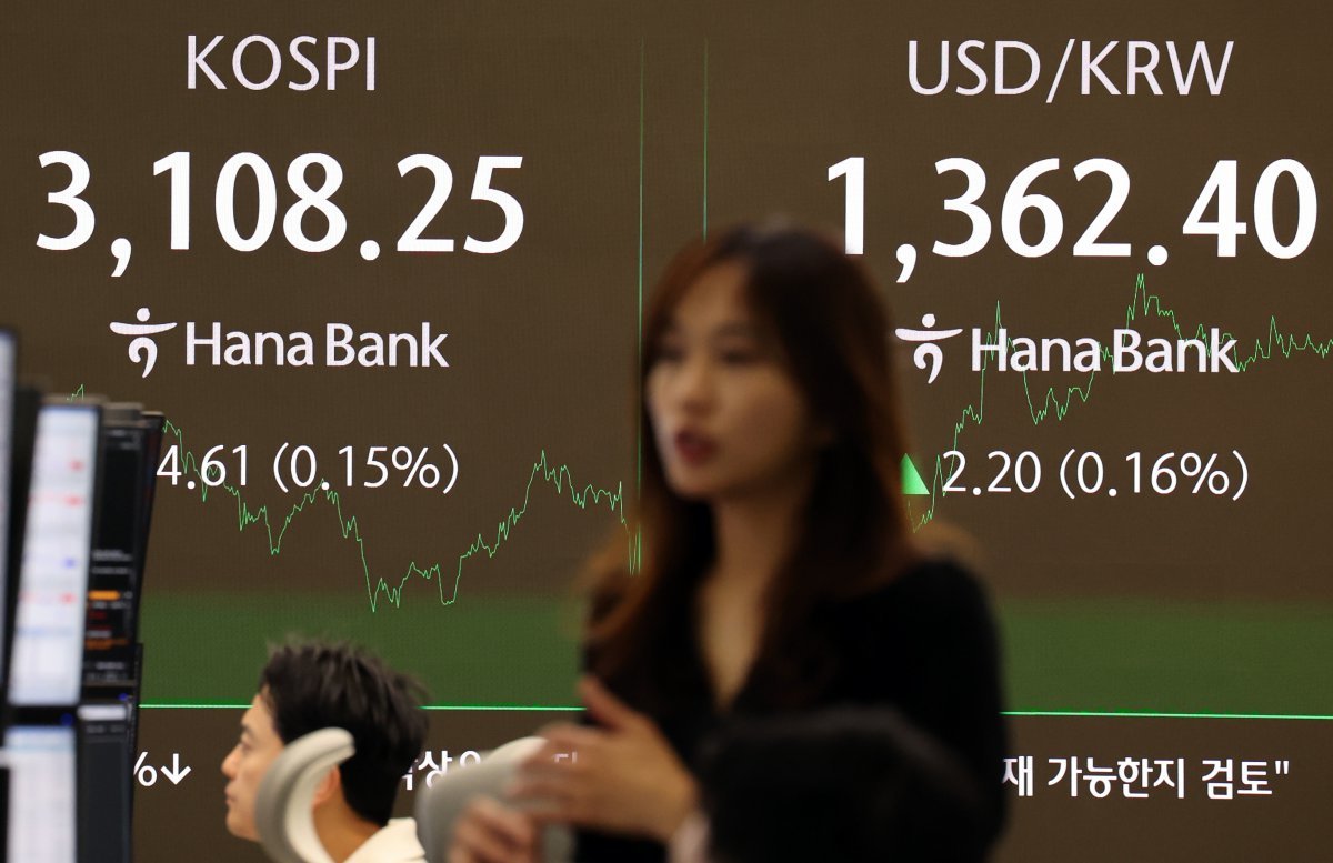 25일 오후 서울 중구 하나은행 딜링룸 전광판에 코스피가 전 거래일 보다 4.61포인트(0.15%) 오른 3108.25포인트를 나타내고 있다. 원달러 환율은 1.70원(0.17%) 오른 1361.90원. 2025.06.25. [서울=뉴시스]