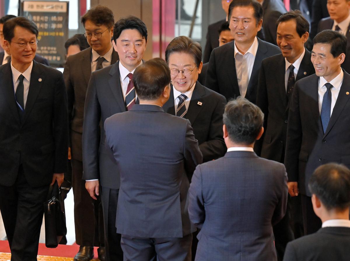 이재명 대통령이 26일 취임 이후 첫 추가경정예산안 시정연설을 위해 서울 여의도 국회에 도착, 우원식 국회의장과 인사나누고 있다. 2025.6.26 국회사진기자단