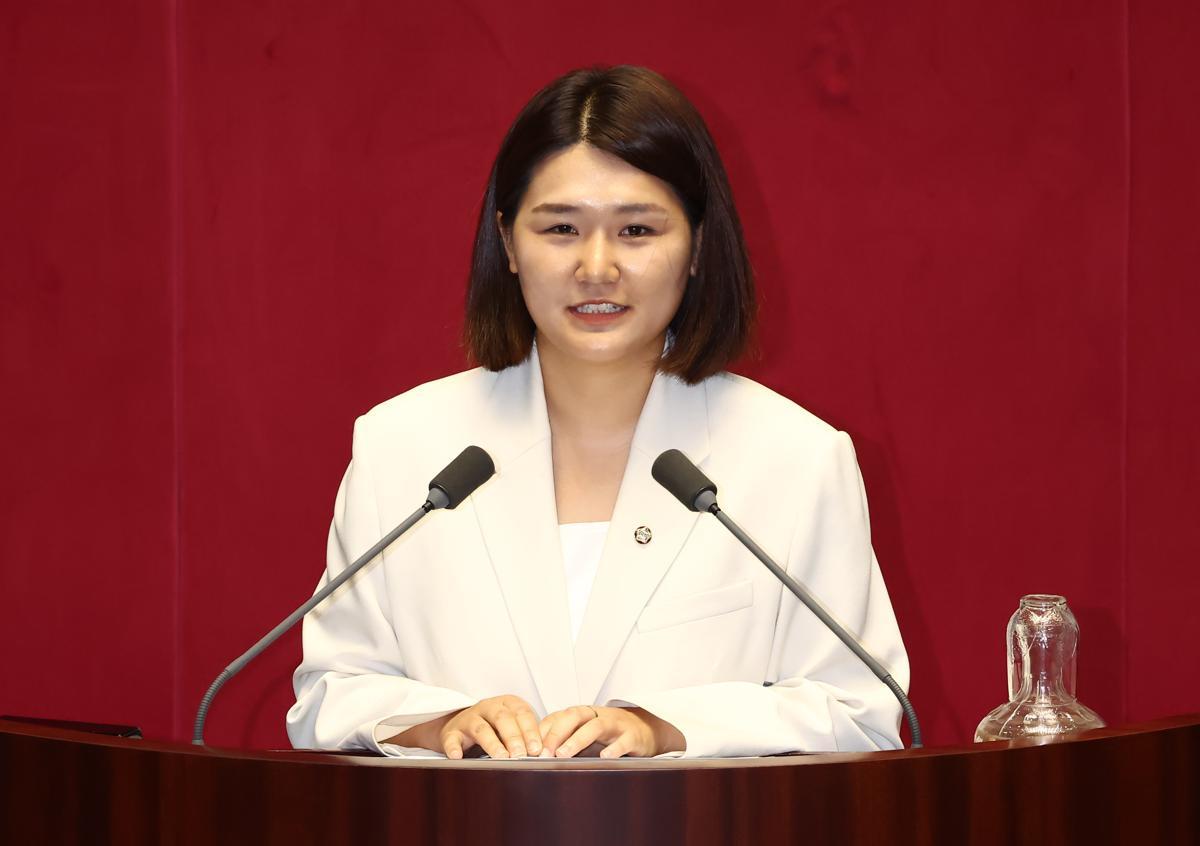 손솔 진보당 의원이 27일 오후 서울 여의도 국회에서 열린 본회의에서 인사말을 하고 있다. 2025.6.27/뉴스1