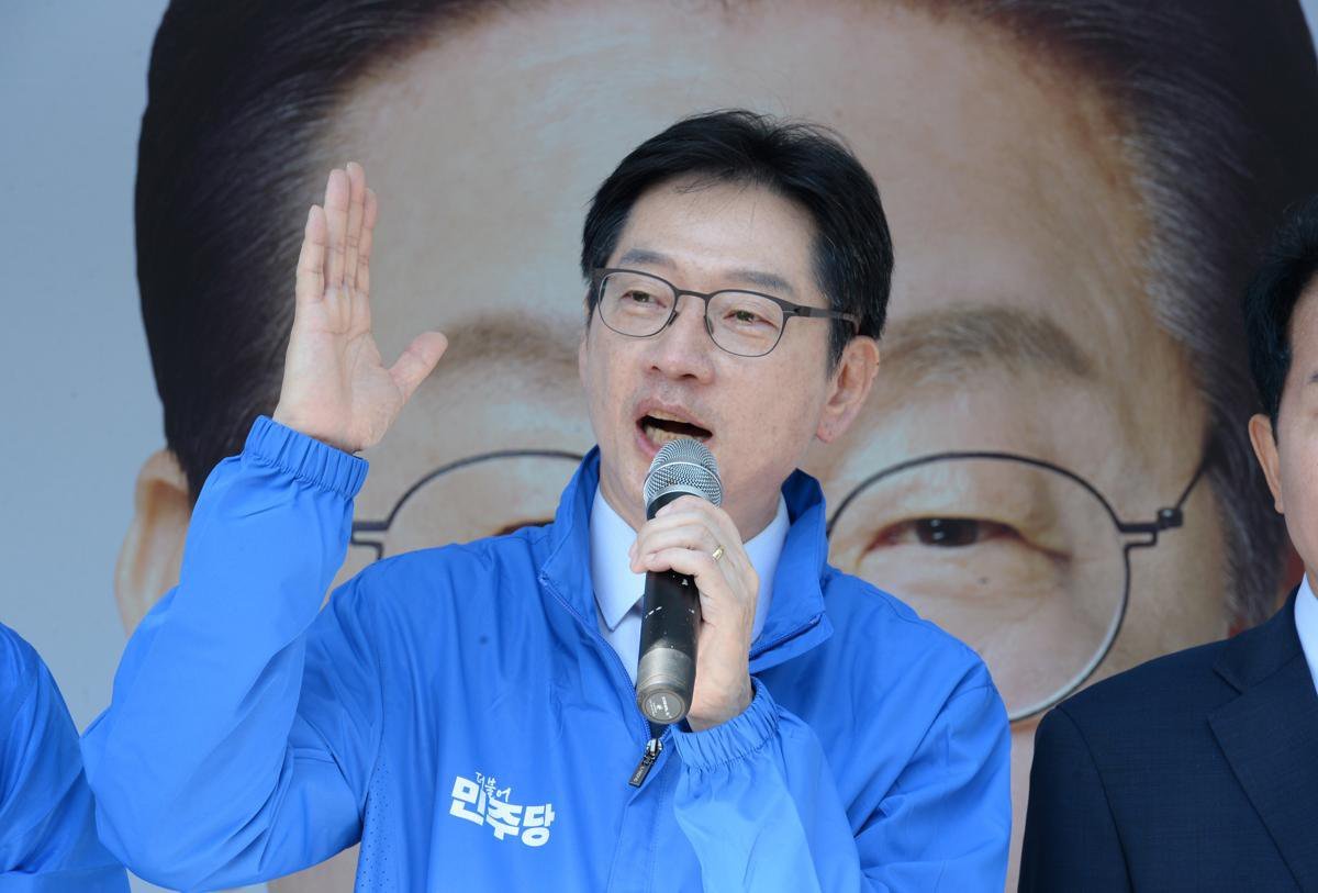 김경수 더불어민주당 중앙당 총괄선대위원장이 제21대 대통령선거 공식 선거운동이 시작된 12일 오전 울산 남구 공업탑에서 시민들에게 이재명 후보 지지를 호소하고 있다. 2025.05.12 [울산=뉴시스]