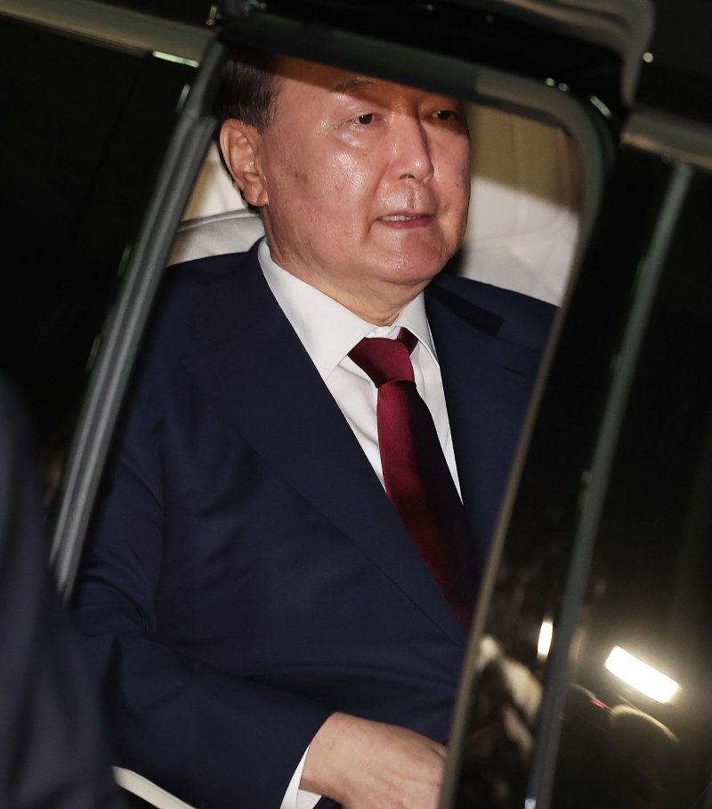 윤석열 전 대통령이 지난달 29일 0시 58분경 서울 서초구 서울고검 청사에서 나와 경호차량을 타고 귀가하고 있다. 뉴스1